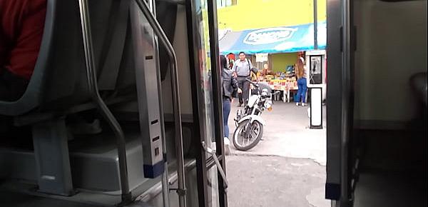  Chica con culote baja del transporte